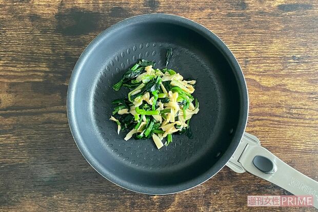 ほうれん草と穂先メンマを（3）のフライパンに入れ、中火で2分焼く