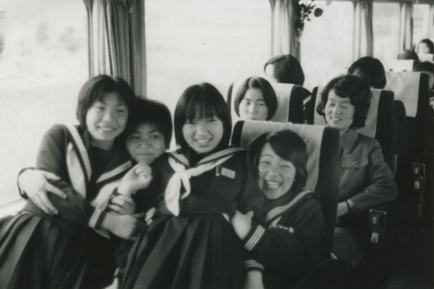 中学2年生のとき、クラスメートたちと旅行先で。人を笑わせることの楽しさを知った(写真中央が本人)