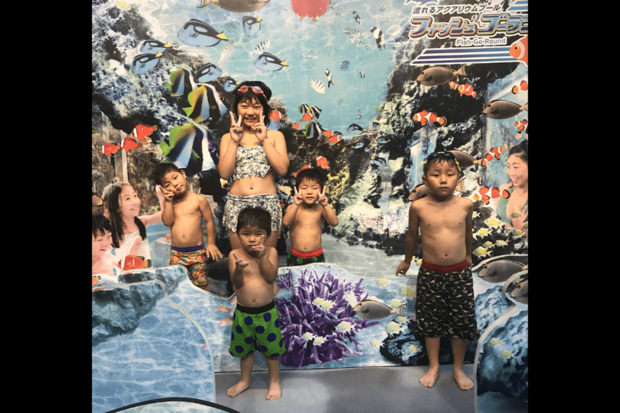 SNS上に恵さんが投稿したとみられる子どもたちが写った家族写真。先月、家族で福島県を旅行したときのもの（恵さんのInstagramより）