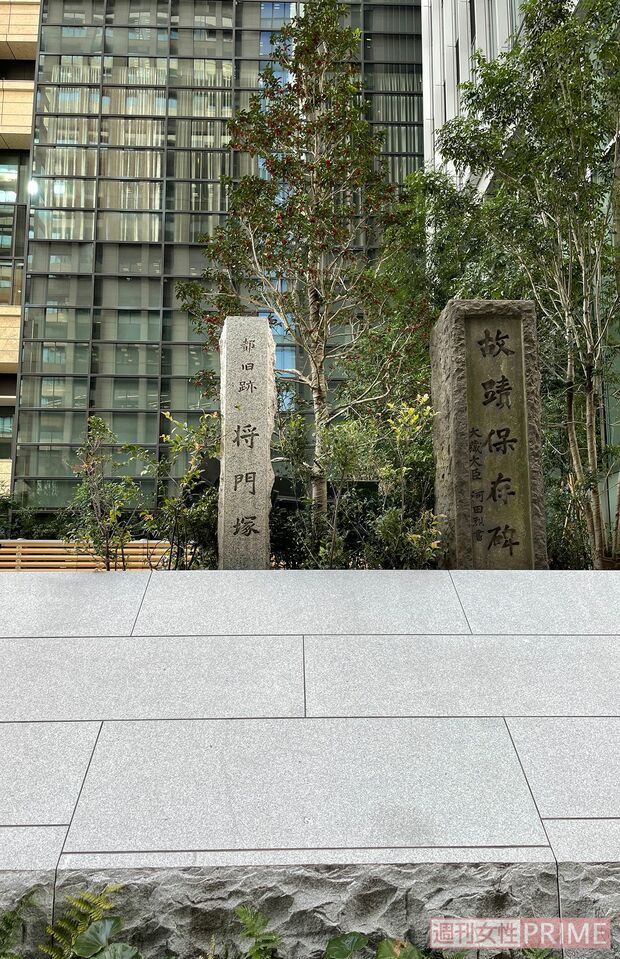 大手町のど真ん中にある平将門の首塚。日中、絶えることなく参拝者が訪れていた