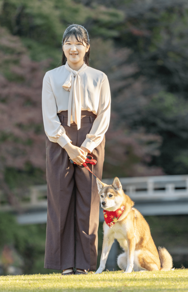 '20年12月 19歳のお誕生日の写真。「淡いピンクのボウタイブラウスと、トーンの合った茶系のパンツには、これまでとは一味違う“お姉さまらしさ”も感じられました」(日置さん)