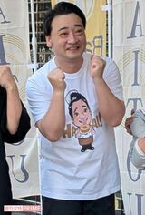 元ジャングルポケット・斉藤慎二が群馬県高崎市でバウムクーヘン店『バームSAITOU』を開店。初日は客との記念撮影にも応じた