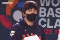 水原一平被告の人相激変ぶり伝えるフジテレビ映像に映し出された、大谷翔平と契約中の「ニューバランス」ト…
