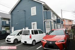 レクサス（右）が止まったままの自宅アパート