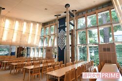 開放的な「楠公レストハウス」のレストラン　撮影／渡邉智裕