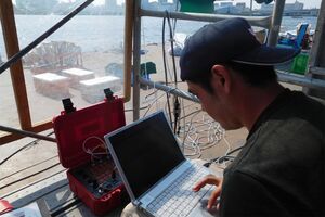 高橋さんの会社ではデジタル点火システムを導入。100分の1秒単位で花火の点火をコントロールできるという