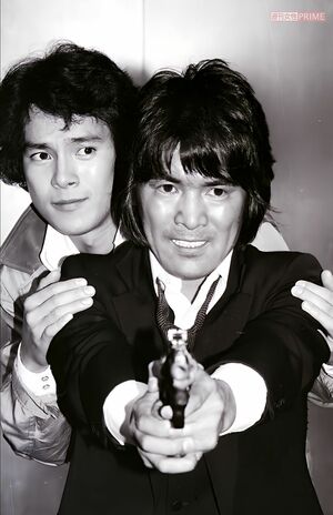 ドラマ『噂の刑事トミーとマツ』に出演していた頃の国広富之さん（写真左）