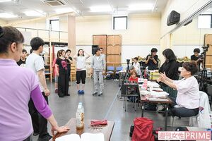 ときに和やかに、しかし稽古が始まると、ガラリと空気が変わる。撮影／高梨俊浩