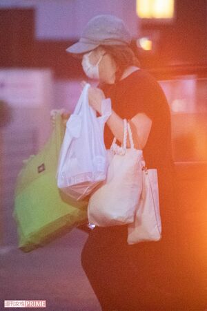 今年7月に勤務する洋菓子店からタクシーで帰宅する佳代さん