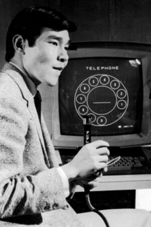  コンピュータルームで「恋人占い」をする当時の小林