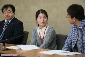 '15年に提訴会見するリンさん（仮名・中央）と指宿弁護士（左）＝弁護士ドットコムニュース編集部提供