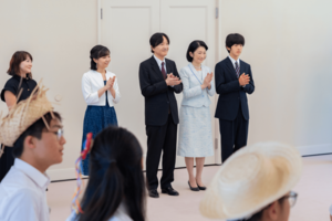 ブラジルの日本語学校に通う生徒たちと交流された秋篠宮ご一家（7月24日・赤坂）