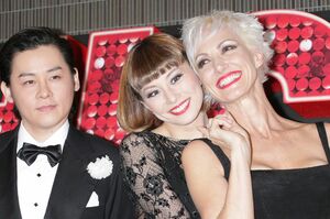 舞台『シカゴ』の凱旋公演での米倉涼子（中央）