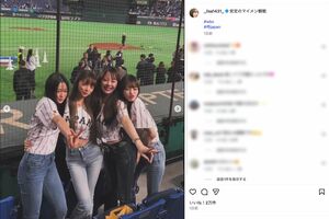 WBC20261次ラウンドを友人らと観戦した、小園海斗選手の妻・渡辺リサ（左から2番目、公式インスタグラムより