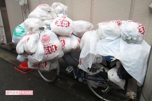 生活用品は雨に濡れないようにビニール袋に包まれていた