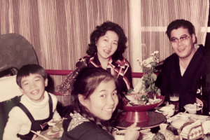 家族旅行で白浜へ。旅館の夕食を囲んでニッコリ。両親は旅行好きで、あちこちに連れていってもらった