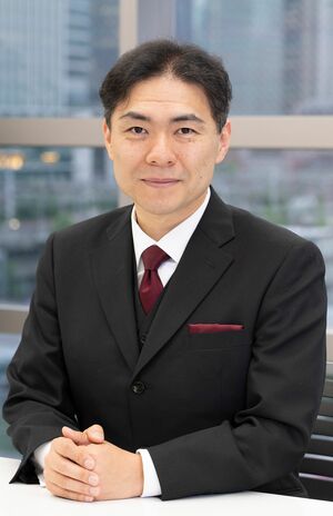 新井直之さん●執事。日本バトラー&コンシェルジュ株式会社代表取締役社長。執事やコンシェルジュを派遣する会社を営む傍ら、富裕層ビジネスに関する講演を行う。作家としても活躍し、『執事だけが知っている世界の大富豪53のお金の哲学』(幻冬舎)など、著書も多数。
