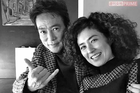 誕生日に奥様とツーショット。元モデルの都さんは結婚を機に引退し、今年で結婚生活は34年となるが、その美しさは健在