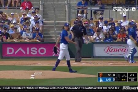 バックネット下に日本企業の広告が(ドジャース公式Xより)