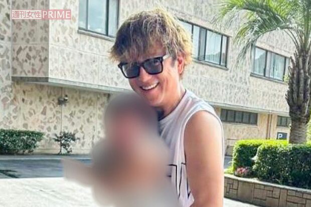 2023年7月、会員制ホテルで一般客の記念撮影に応じる上地雄輔