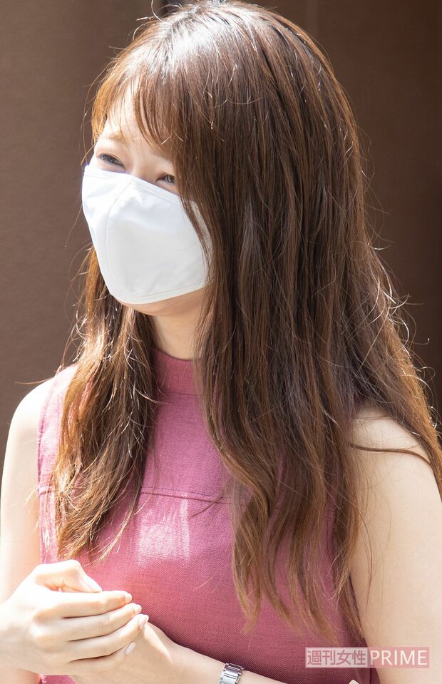 ステマ疑惑について直撃を受ける海老原優香アナ。時折笑顔をみせることも