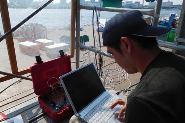 高橋さんの会社ではデジタル点火システムを導入。100分の1秒単位で花火の点火をコントロールできるという