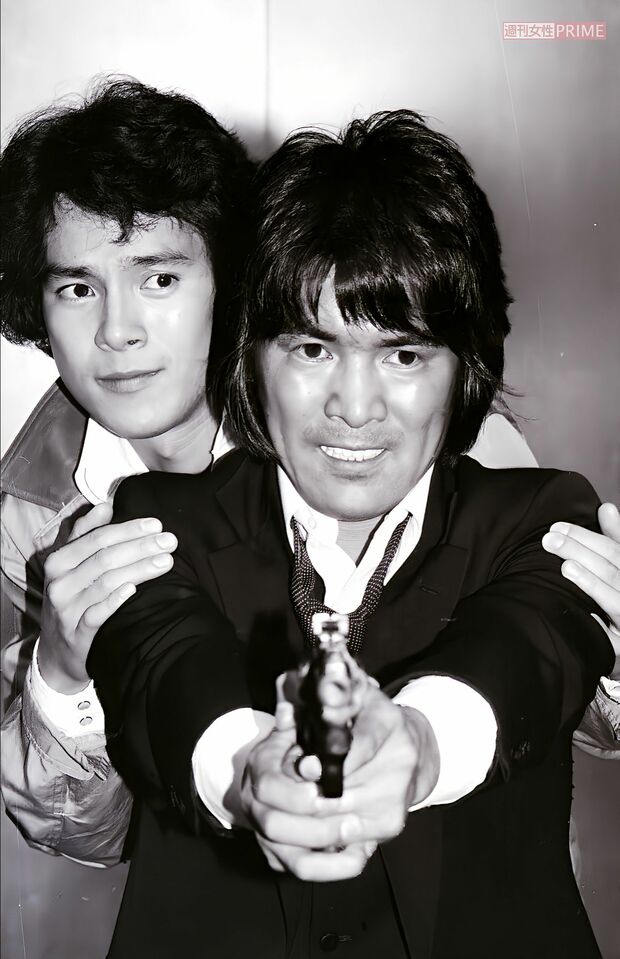 ドラマ『噂の刑事トミーとマツ』に出演していた頃の国広富之さん（写真左）