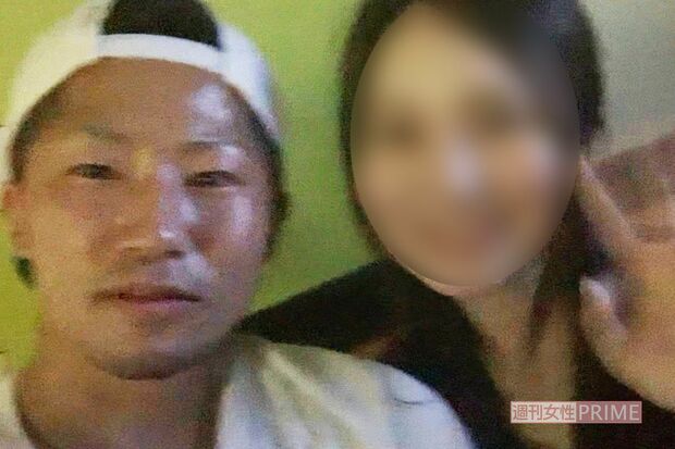 '20年8月中旬、カラオケで寄り添い合うAさんと井上拓真