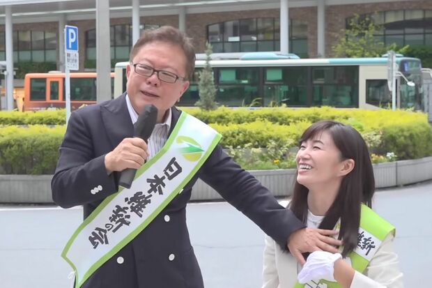 6月12日、吉祥氏駅前での街頭演説で海老沢由紀候補に触れる猪瀬直樹氏（『大阪維新の会』公式YouTubeより）