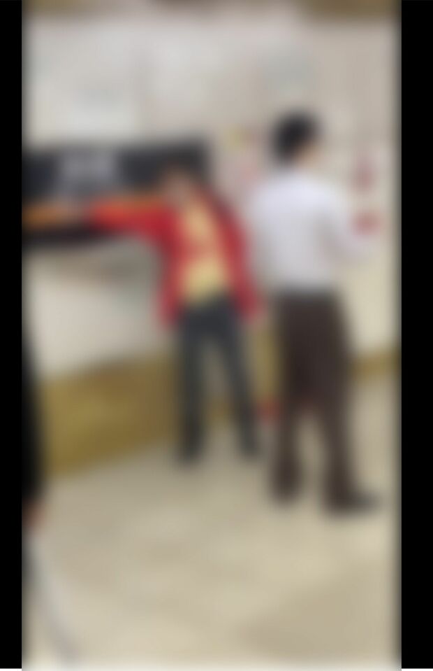 地下鉄駅でノーマスクの女性2人組を執拗に威嚇する男性（編集部加工）