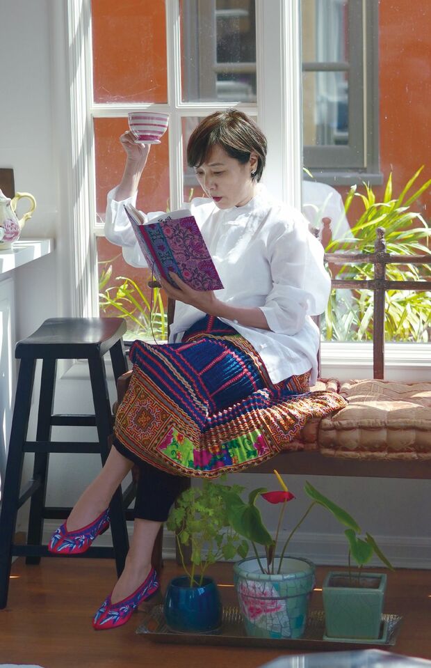 昨年リフォームしたキッチンカウンター前にて。さまざまな茶器や食器を集めるのも、桃井さんの長年の趣味だ。（写真は『かおり的家ご飯』より）