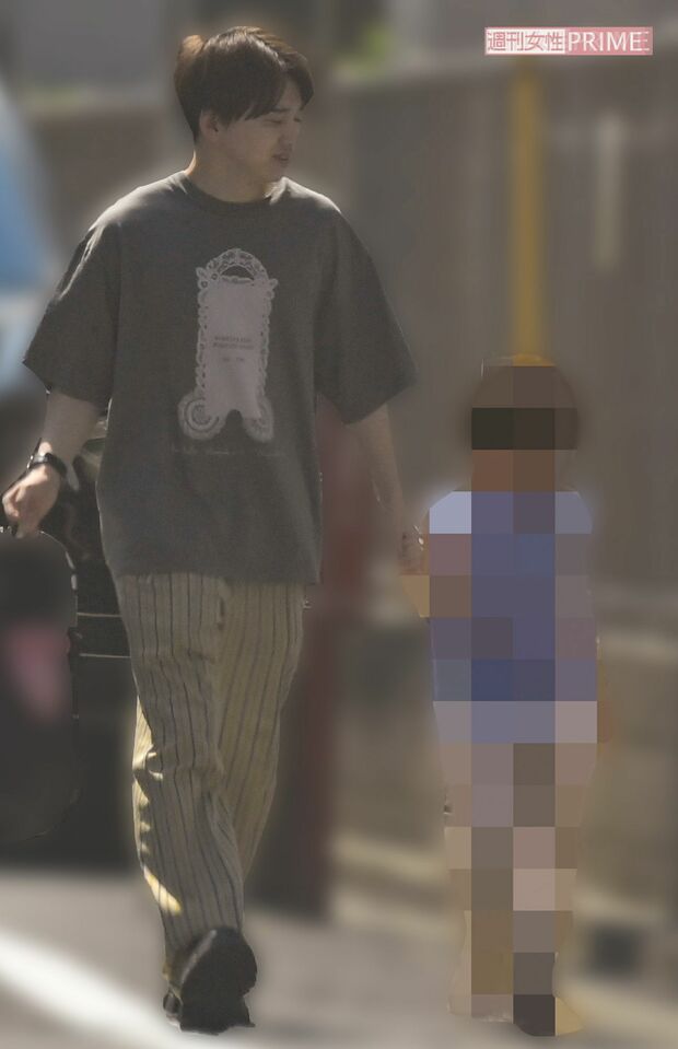 7月下旬の朝、男児と手をつなぎ、保育園に入っていく『Da-iCE』花村想太。2人とも笑顔を浮かべている