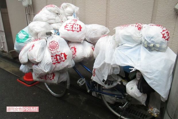 生活用品は雨に濡れないようにビニール袋に包まれていた