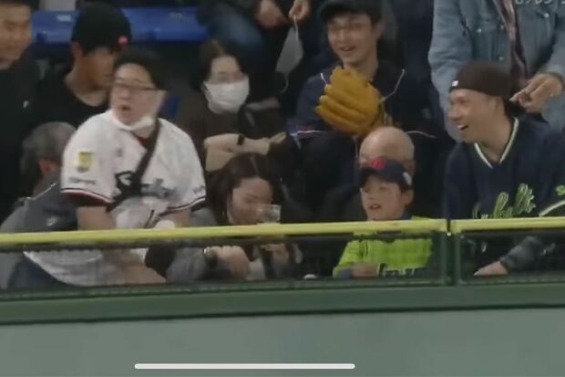 5月2日の「巨人VSヤクルト戦」での騒動の原因となったシーン(『DRAMATIC BASEBALL』チャンネルより)