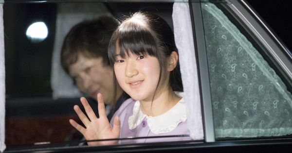  おひとりで御所を訪問し、美智子さまにお会いになることも増えた（'15年12月）