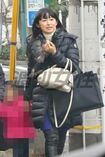 娘の手を握り会場へ向かう松本は、遅めに会場入りし、早めに帰った