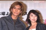 ドラマ『ムコ殿』で夫婦役を演じた長瀬智也と竹内結子（'01年4月）