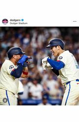 チームメートのロハスと“デコピンポーズ”。ホームラン後、いきなり大谷が始めたようだ（ドジャースのインスタグラムより）
