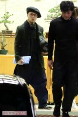 恒例のジャニーズ初詣に参加するKinKiKids・堂本剛、前を歩く東山紀之（2016年元旦）