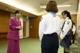 「ガールズメッセ2026」で表彰された高校生たちと懇談（2026年10月11日）