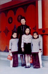 雅子さま（中央）、母・優美子さんと2人の妹との記念写真（1971年12月）