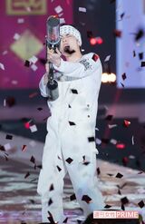 バズーカーを放つ菅田将暉（24）　撮影／本誌写真班