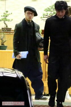 恒例のジャニーズ初詣に参加する堂本剛、前を歩く東山紀之（'16年）