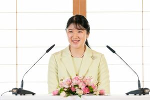 '22年3月に行われた愛子さまの成年会見。完璧なお振る舞いが話題に（宮内庁提供）