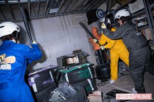 つなぎとヘルメット、手袋に靴など、完全防備で挑みます　撮影／矢島泰輔