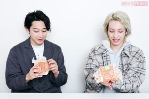 「ビッグマック」食べ方1:ラップで野菜こぼれを防ぐ 撮影/山田智絵