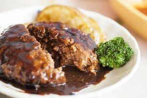 『鉄板焼ハンバーグデミソース20個』（福岡県飯塚市　寄付金額：1万円　還元率：44.1％）