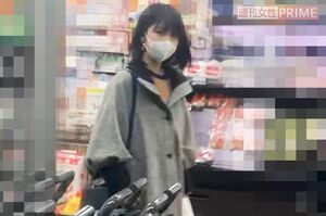 マスクをつけて慣れた手つきで食材を買っていた浜辺美波('20年1月)