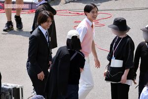 スタッフに会釈をしながら移動する高橋海人と戸塚純貴