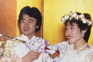 1982年2月28日に東京プリンスホテルで挙式した桑田佳祐・原由子夫妻（「週刊女性」同年3月23日号の誌面を接写）